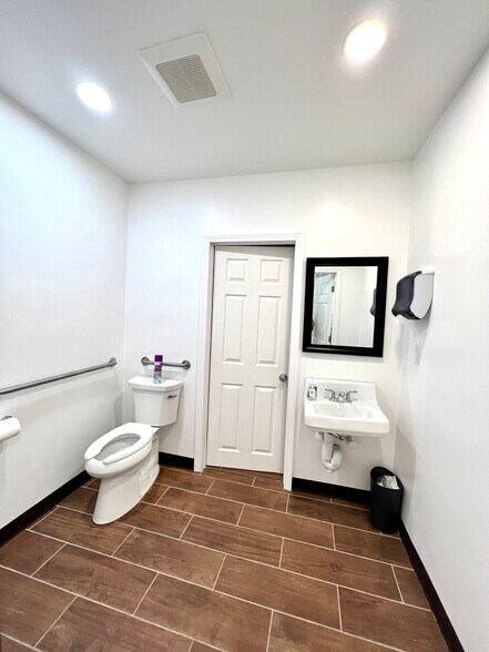 More Photos Of 1295 River St, Hyde Park Flex For Sale