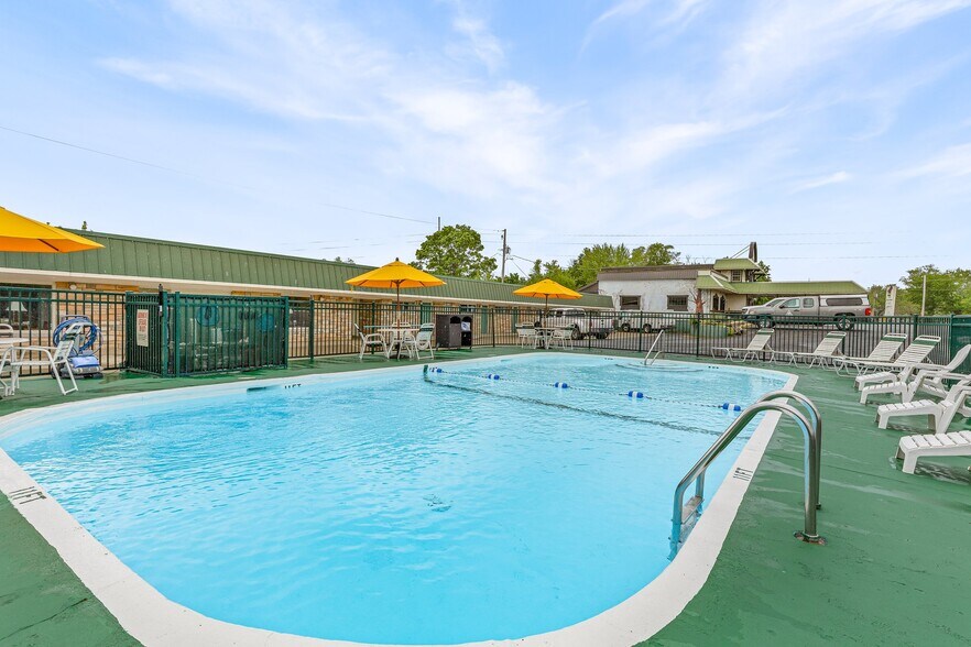 More Photos Of 310 S McCune St, Pilot Knob Hotel For Sale