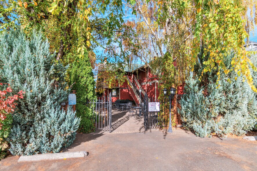 More Photos Of 614 NW Cedar Ave, Redmond Restaurant For Sale