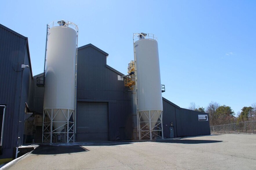 More Photos Of 101 Carleton Ave, Hazleton Manufacturing For Lease