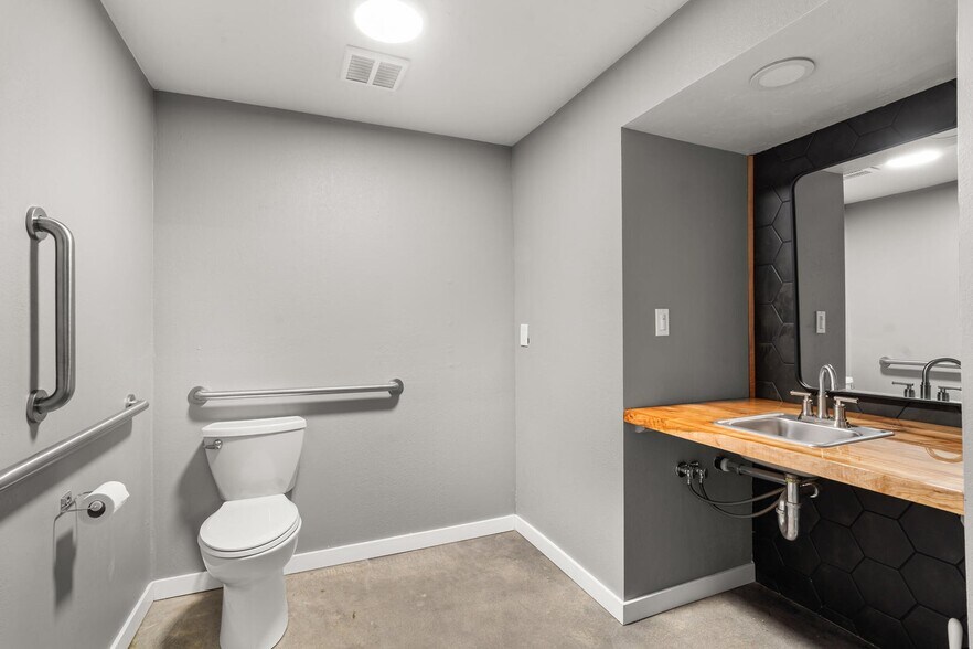 More Photos Of 5450 N River Rd, Gold Hill Self Storage For Sale