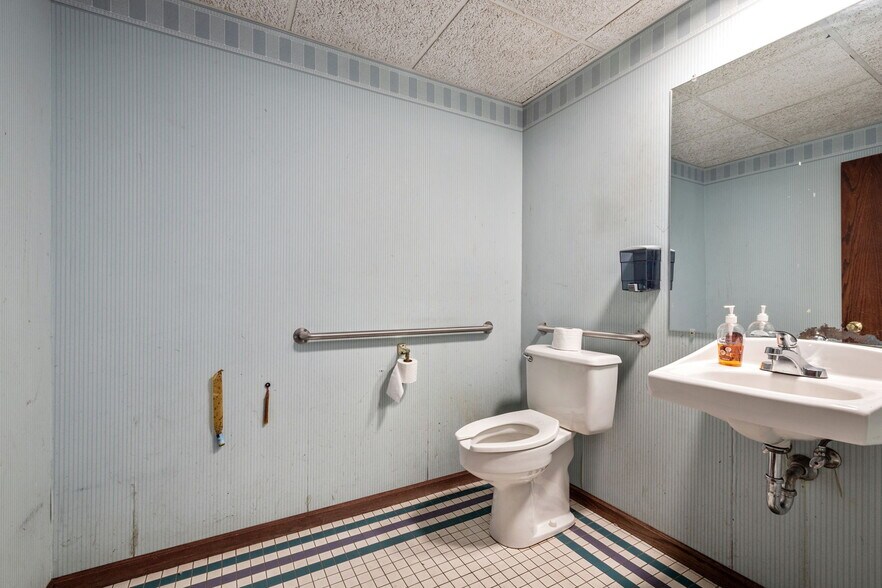 More Photos Of 5601 W 120th St, Alsip Light Distribution For Sale