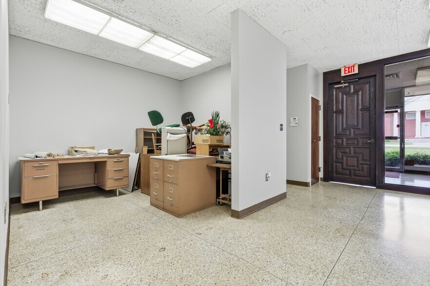 More Photos Of 106 S Texas Ave, Greenville Office For Sale