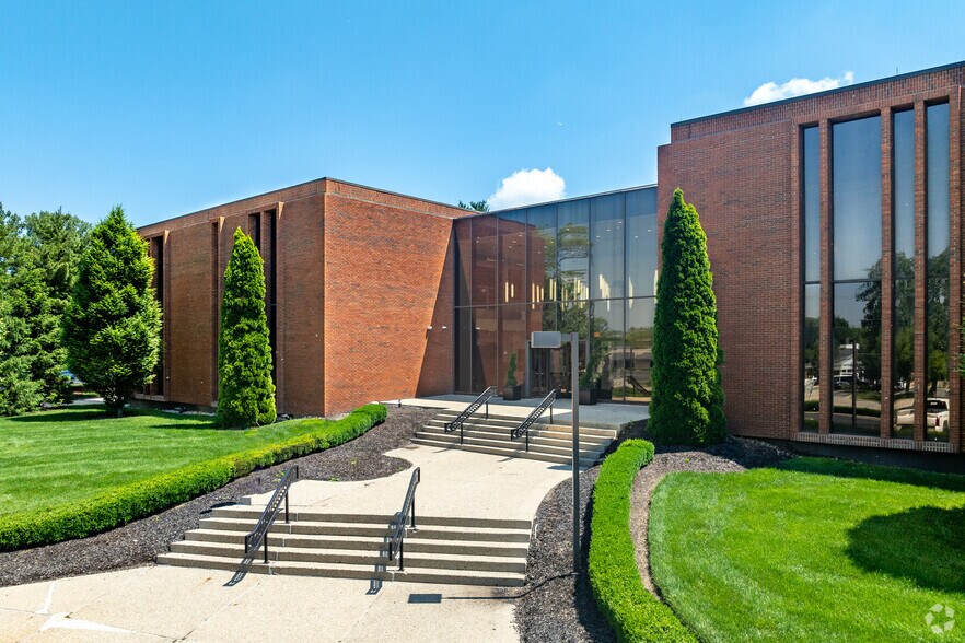 More Photos Of 6700 N High St, Worthington Office For Sale