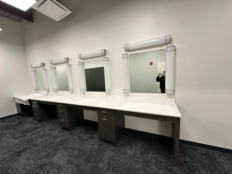 More Photos Of 382 Channel Dr, Port Washington Office For Lease