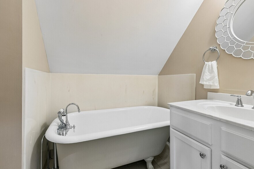 More Photos Of 2727 Saint Charles Ave, New Orleans General Retail For Sale