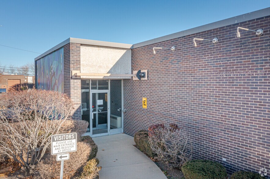 More Photos Of 5900 Howard St, Skokie Warehouse For Sale