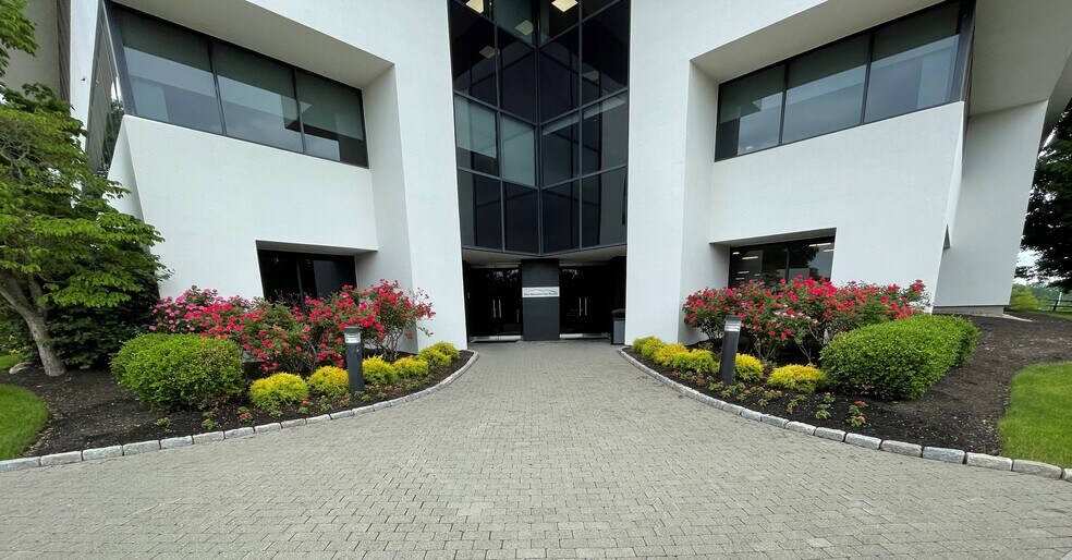 More Photos Of 4 Mountainview Ter, Danbury Office For Lease