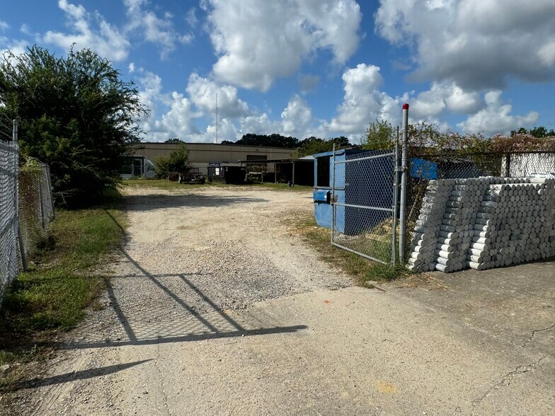 More Photos Of 11638 Sunbelt Ct, Baton Rouge Light Distribution For Lease