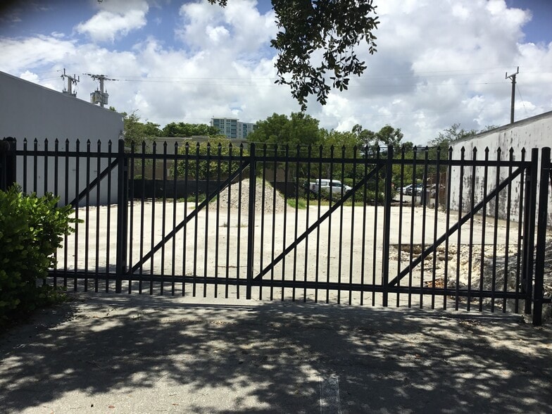 More Photos Of 551 S Dixie Hwy E, Pompano Beach Warehouse For Lease