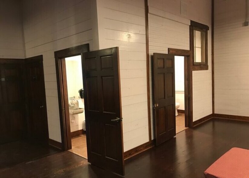 More Photos Of 1202 N Camp St, Seguin Warehouse For Lease
