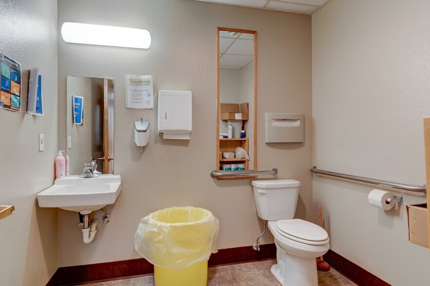 More Photos Of 499 NE Midway Blvd, Oak Harbor Office For Sale