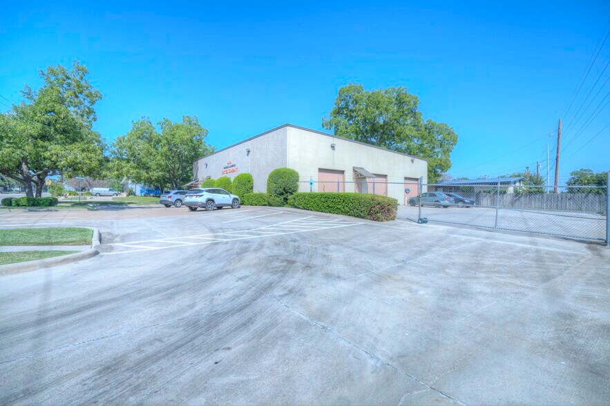 More Photos Of 2620 Carson St, Haltom City Light Distribution For Lease