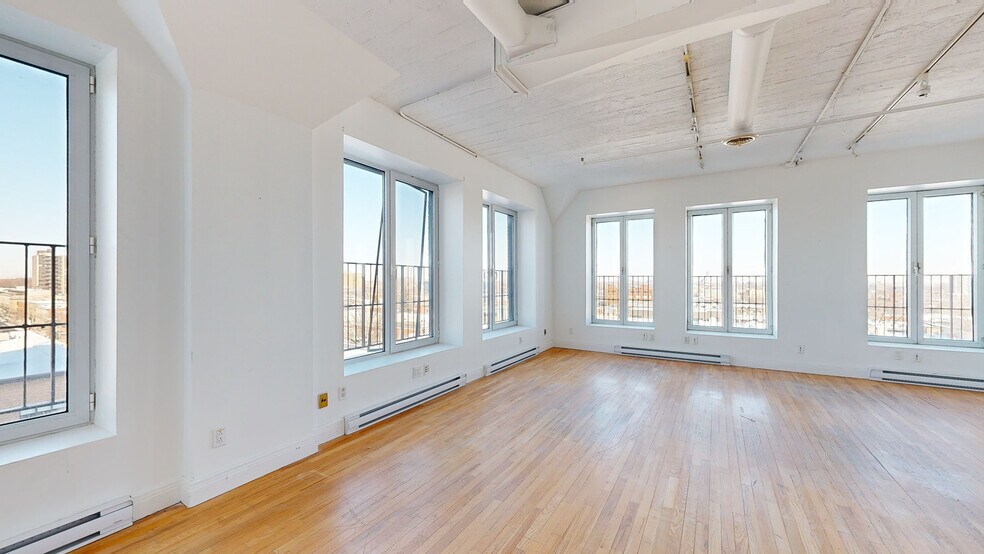 More Photos Of 4446 Boul Saint-Laurent, Montréal Loft Creative Space For Lease