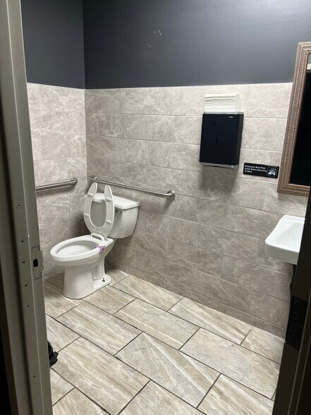 More Photos Of 38-40 S 19th St, Philadelphia Restaurant For Lease