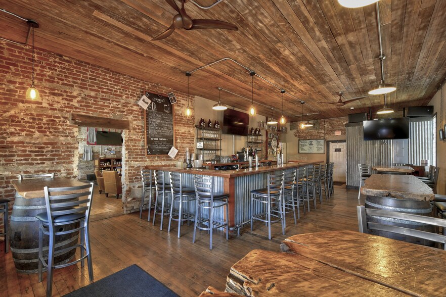 More Photos Of 121 8th St, Colusa Showroom For Sale