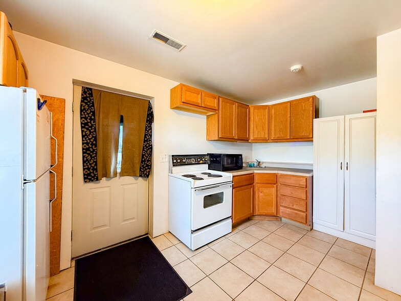 More Photos Of 888 Commercial Blvd, Herculaneum Warehouse For Sale