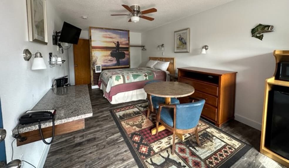 More Photos Of 787 N Central Blvd, Coquille Hotel For Sale