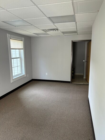 More Photos Of 107 Church Hill Rd, Sandy Hook Office For Lease