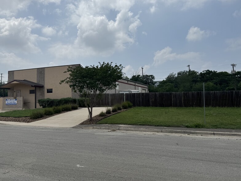 More Photos Of 16131 College Oak Dr, San Antonio Warehouse For Lease