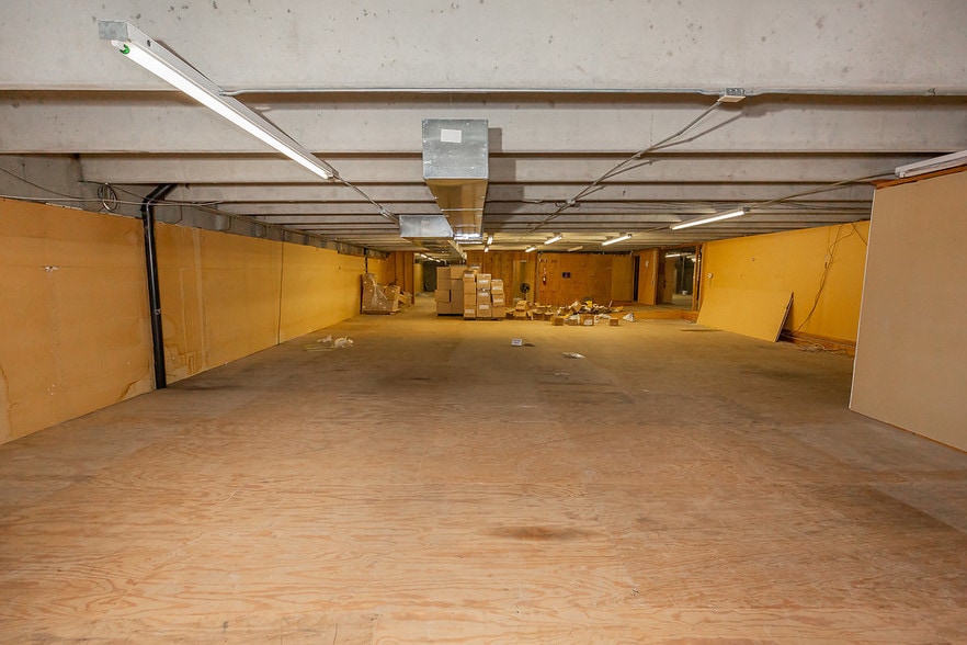 More Photos Of 8901 Washington St, Kansas City Showroom For Sale