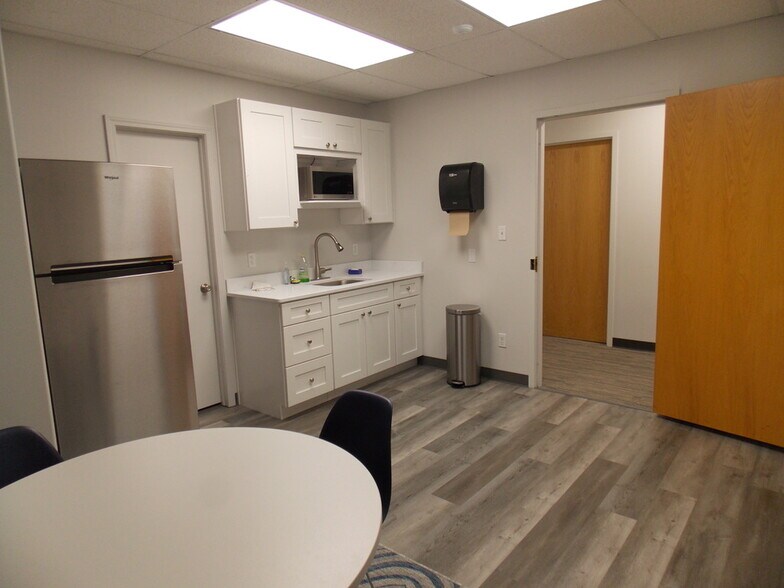 More Photos Of 1201 Wakarusa Dr, Lawrence Office For Lease