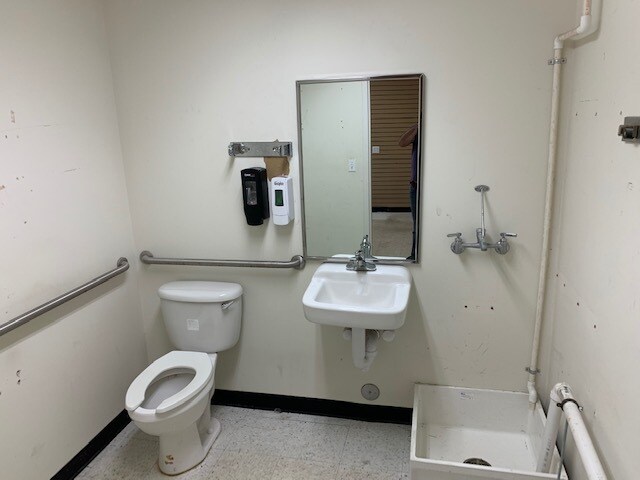 More Photos Of 198 Commonwealth Dr, Wytheville Storefront Retail Office For Lease