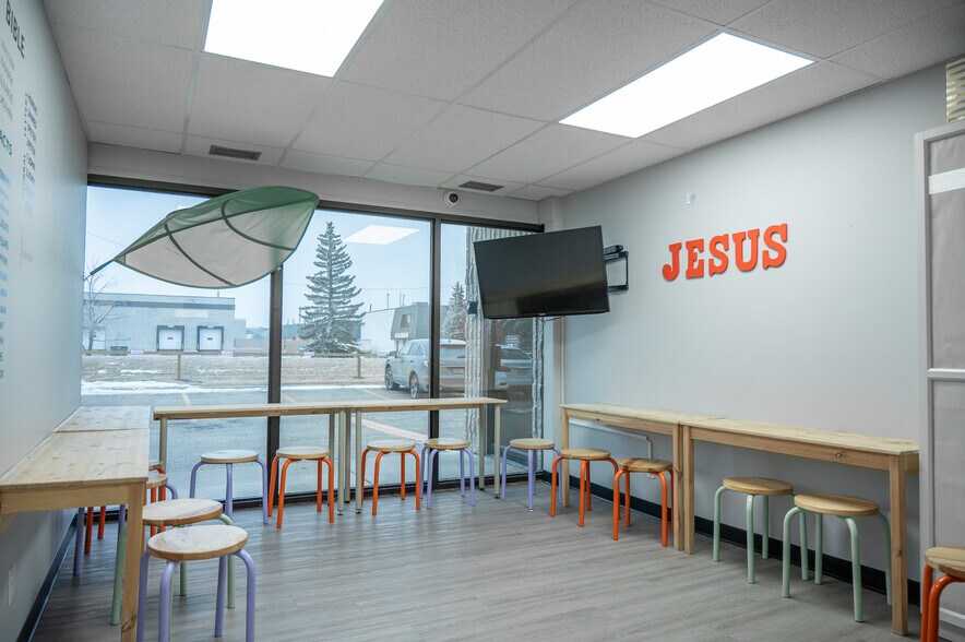 More Photos Of 2216 27th Ave NE, Calgary Flex For Lease