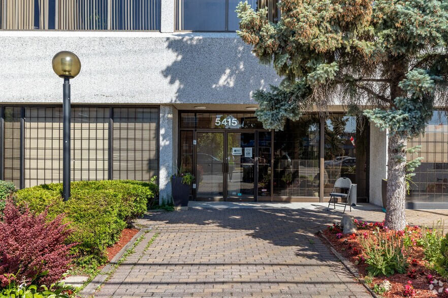 More Photos Of 5415 Rue Paré, Mt Royal Office For Lease