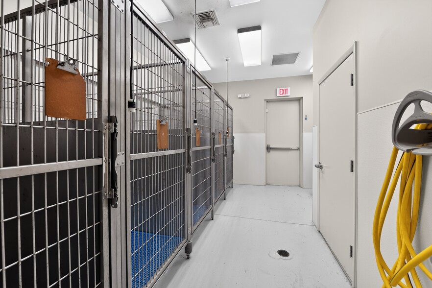 More Photos Of 2555 Pinellas Point Dr S, Saint Petersburg Veterinarian Kennel For Sale
