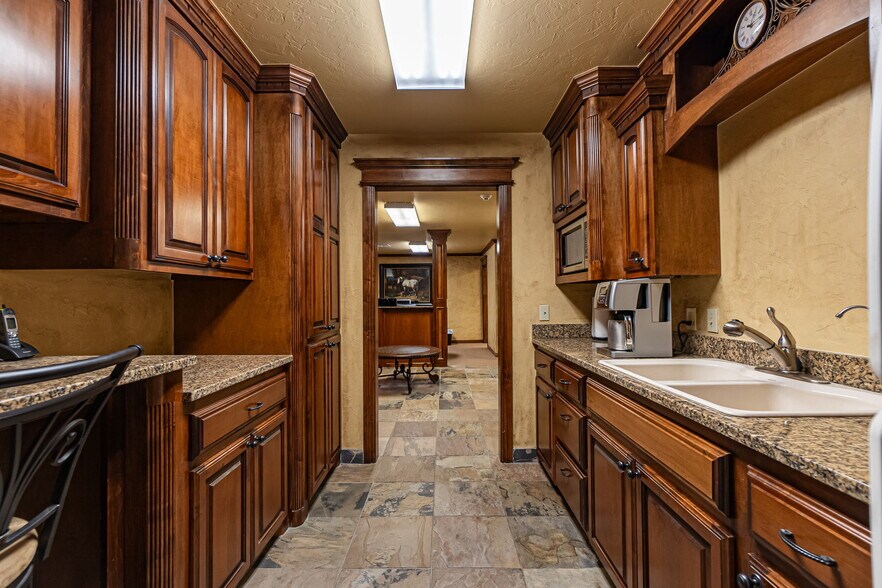 More Photos Of 1530 SW 89th St, Oklahoma City Office For Sale