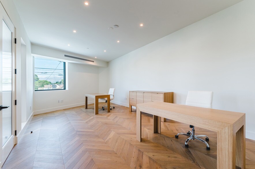 More Photos Of 2211 W Burbank Blvd, Burbank Office For Sale