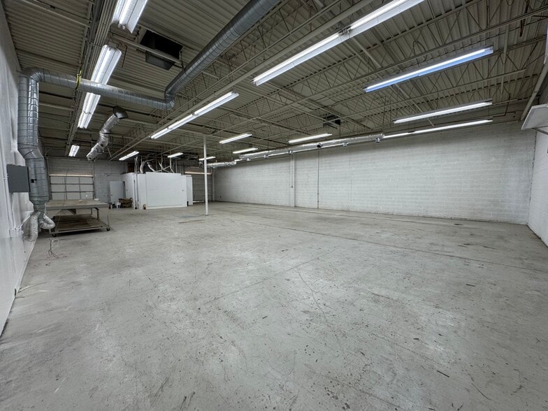 More Photos Of 910 S Hohokam Dr, Tempe Warehouse For Lease