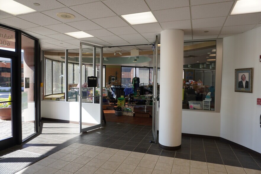 More Photos Of 6001 Summerside Dr, Dallas Office For Sale