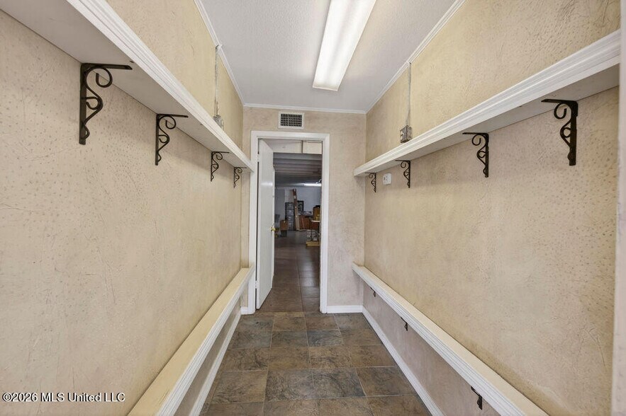 More Photos Of 2005 Government St, Ocean Springs Flex For Lease