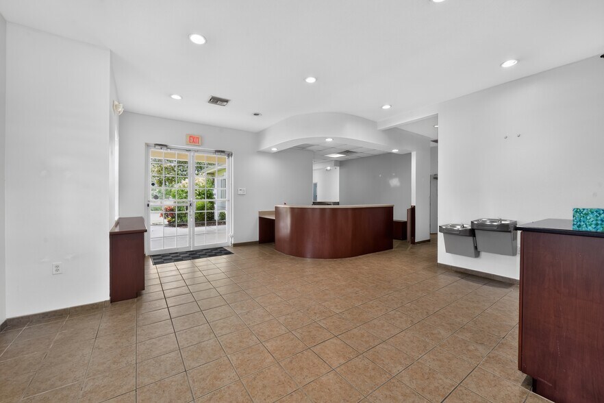 More Photos Of 2555 Pinellas Point Dr S, Saint Petersburg Veterinarian Kennel For Sale