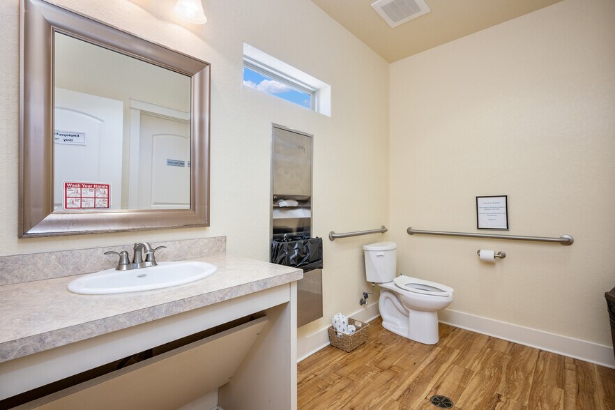More Photos Of 140 Paloma Dr, Floresville Office For Sale