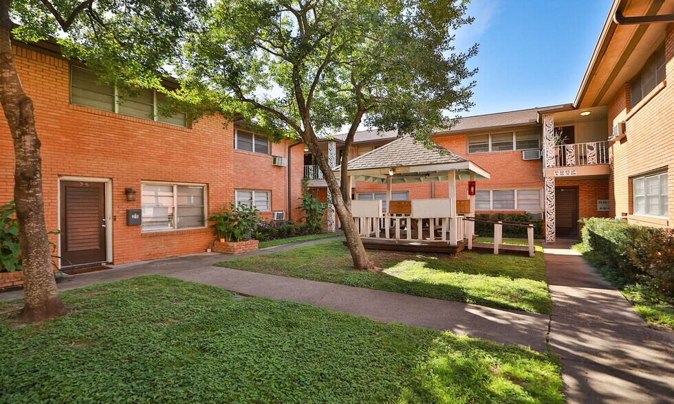 More Photos Of 714-724 E 11th St, Houston Apartments For Sale