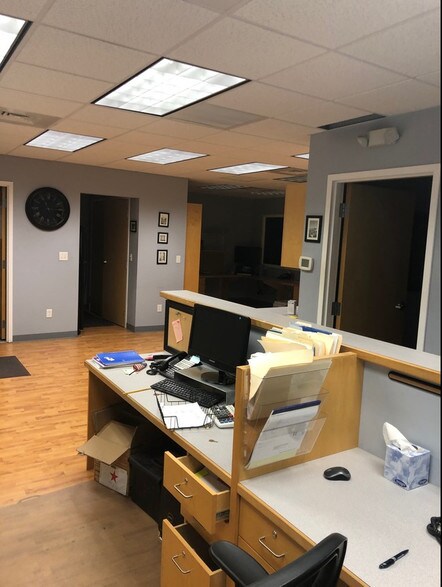 More Photos Of 160 S Turnpike Rd, Wallingford Light Distribution For Lease