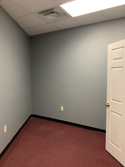 More Photos Of 5550 McFarland Blvd, Northport General Retail For Lease