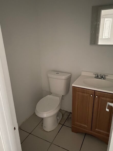 More Photos Of 500 N Dixie Hwy, Hollywood Warehouse For Lease