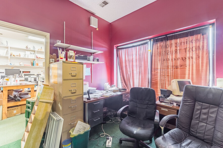 More Photos Of 451 Columbia Ave, Lexington Freestanding For Sale