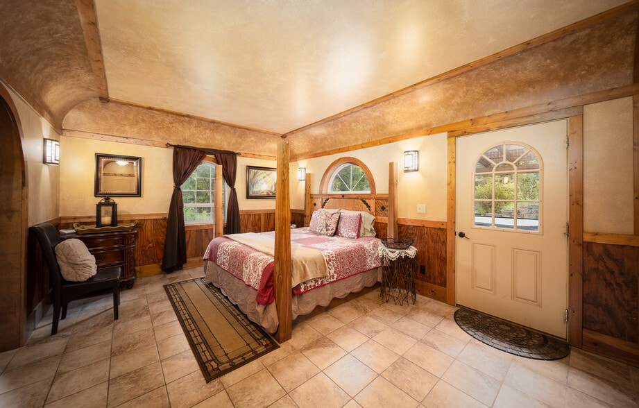 More Photos Of 295 Panthers Den Rd, Makanda Hotel For Sale