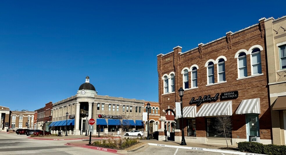 More Photos Of 300-900 Parker Sq, Flower Mound Unknown For Lease