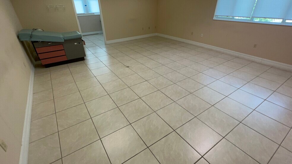 More Photos Of 4940 Bayline Dr, North Fort Myers Warehouse For Lease
