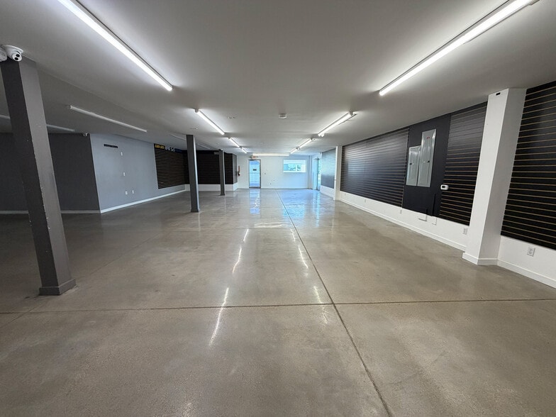 More Photos Of 1112 Applewood Dr, Papillion Warehouse For Sale