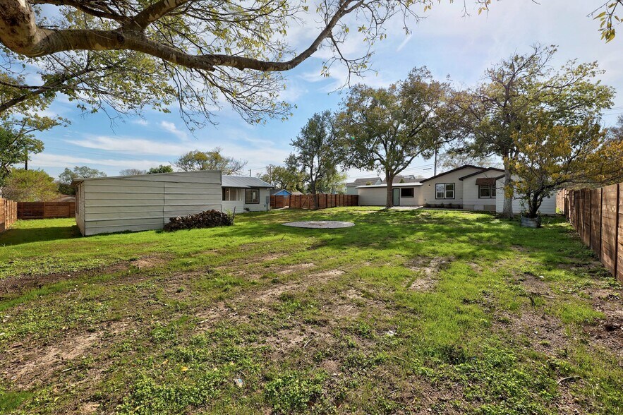 More Photos Of 306 W Stassney Ln, Austin Specialty For Sale