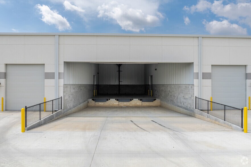 More Photos Of 512 Dauntless Pt, Sanford Distribution For Lease