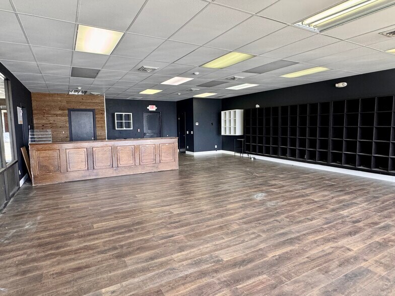 More Photos Of 880 E Main Rd, Portsmouth General Retail For Lease
