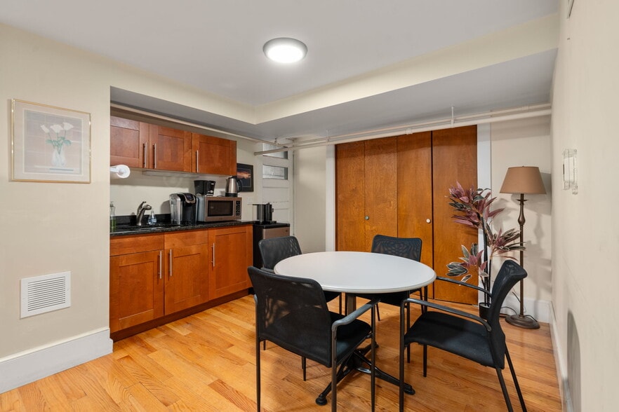 More Photos Of 1577 Beacon St, Brookline Medical For Lease